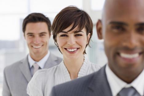 3_Smiling_Business_People_251161127_std