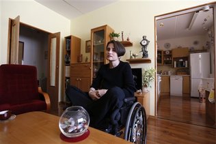 Martina Kafkova, una paciente con esclerosis múltiple, respoende a preguntas de la Associated Press durante una entrevista en su casa en Tyn nad Vltavou, en la República Checa, el lunes, 14 de octubre del 2013. Confirnada a una silla de ruedas, Kafkova, que no era fumadora, necesita cinco cigarrillos de marihuana diarios para copar con el dolor, la rigidez y los problemas respiratorios causados por la enfermedad. El parlamento checo legalizó la marihuana medicinal este año por abrumadora mayoría y la ley entró en vigor el 1 de abril. Pero unos 20.000 pacientes que se estima son elegibles para recibir tratamiento con marihuana no tienen posibilidad de recibirla legalmente. PETR DAVID JOSEK / FOTO AP