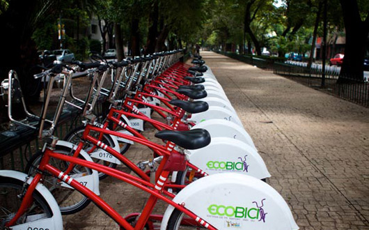 Docenas de ciudades ya cuentan con sistemas de bicicletas compartidas que mejoran la condición física de quienes las usan.