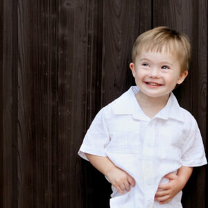 Niño con síndrome de Down sonriendo