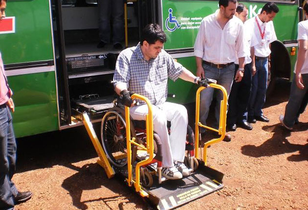 Persona en silla de ruedas utilizando transporte publico 