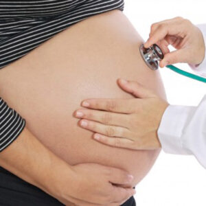 Mujer embarazada con el doctor