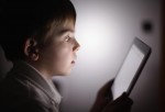Niño con autismo sosteniendo una tableta digital