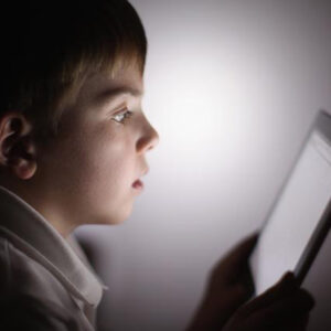 Niño con autismo sosteniendo una tableta digital