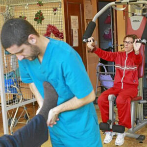 Pacientes con esclerosis múltiple recibiendo sesiones de fisioterapia.
