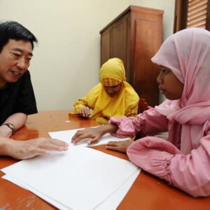 Niños ciegos aprenden a leer el Corán en Indonesia