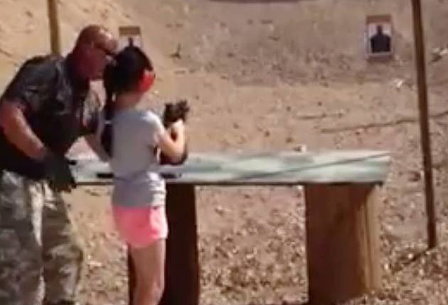 Una niña de nueve años mata a tiros a sua instructor 