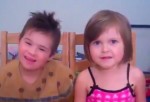 Tienes que escuchar lo que dice esta pequeña niña sobre su hermano con síndrome de down