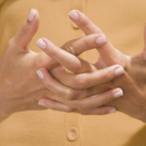 Tronarse los dedos produce artritis, ¿mito o realidad?