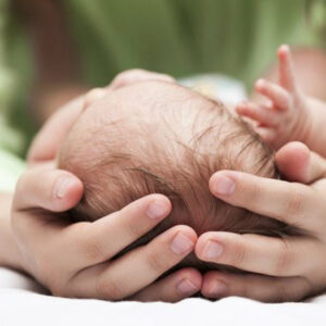 Por qué los bebés nacen con la mollera abierta