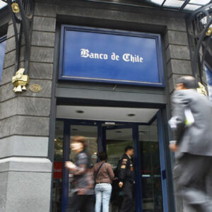 Sucursal del Banco de Chile le impidió cobrar un cheque a joven con Síndrome de Down