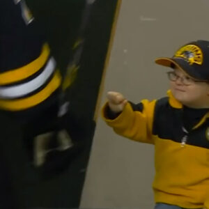 Un niño con sindrome de Down revoluciona You-Tube en un partido de hockey