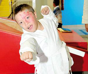 Ayudó el karate a niño con síndrome de Down