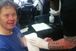 Una historia entrañable: un tatuador regala calcomanías a una mujer con Síndrome de Down