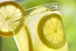 10 beneficios de beber agua tibia de limón cada mañana