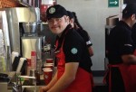 Joven con Síndrome de Down supera expectativas trabajando en una cafetería Starbucks