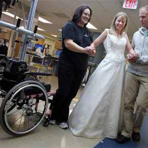 Una novia con parálisis motriz a pos un accidente determinada a caminar hacia el altar en el día de su matrimonio