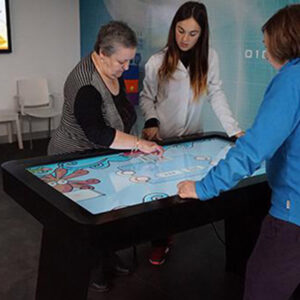 Una mesa interactiva ayuda a ejercitar la estimulación cognitiva en pacientes con Esclerosis Múltiple