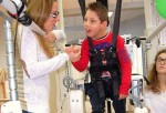 Un niño con parálisis cerebral mejora con un robot pediátrico gracias a las redes sociales