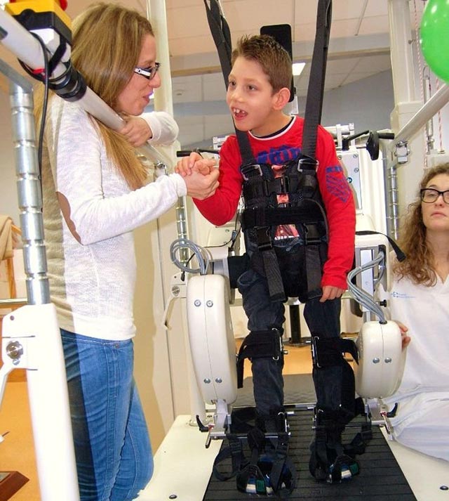 Un niño con parálisis cerebral mejora con un robot pediátrico gracias a las redes sociales 