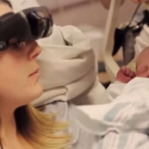 Unas gafas inteligentes permiten que una madre ciega vea a su hijo por primera vez