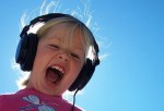 Mil millones de jóvenes en riesgo de sufrir sordera a causa de prácticas inseguras de escucha