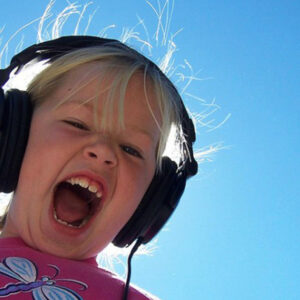 Mil millones de jóvenes en riesgo de sufrir sordera a causa de prácticas inseguras de escucha