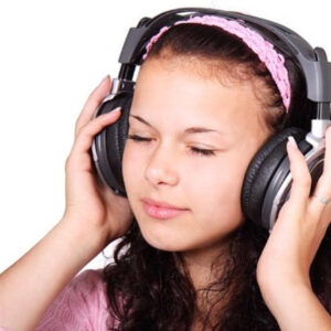 Usar audífonos más de una hora al día podría provocar sordera, dice estudio