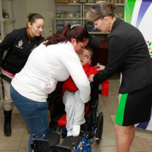 DIF entrega silla de ruedas adaptada a menor con parálisis cerebral