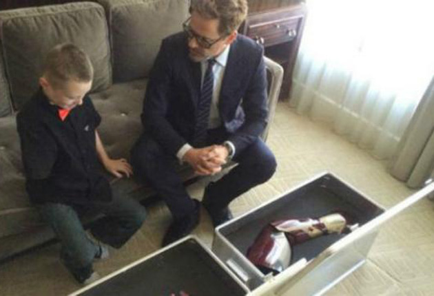 El actor Robert Downey Jr. le donó un brazo biónico a un niño de siete años