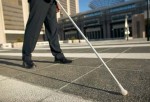 Persona ciega con bastón caminado