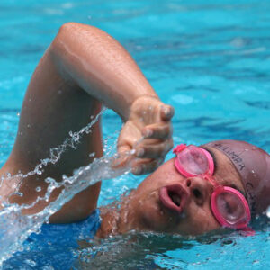 Persona con síndrome de Down haciendo natación