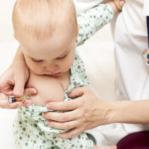 Nene siendo vacunado