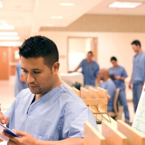 Doctor escribiendo