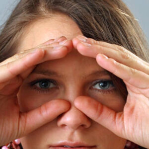 Mujer con las manos en los ojos