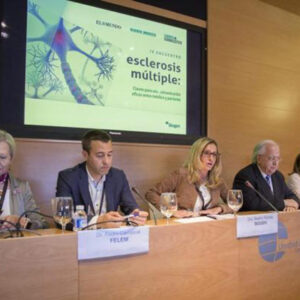 presentantes e asociaciones y neurólogos reunidos en el IV Encuentro de Esclerosis Múltiple.