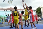 Chicos jugando baloncesto