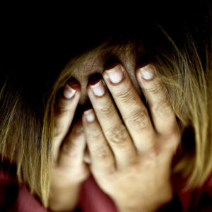 Mujer con manos en el rostro
