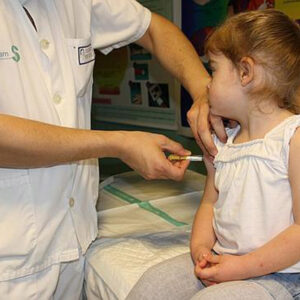 Nena recibiendo vacuna.
