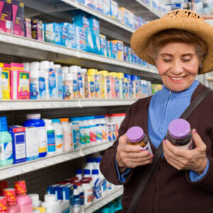 Anciana en la farmácia.