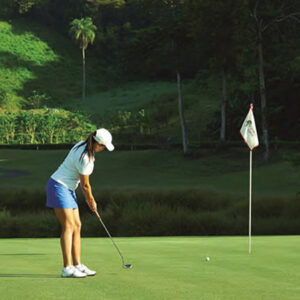 Mujer practicando el Golf.