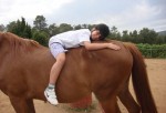 Niño sobre caballo.