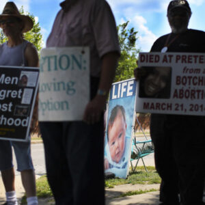 Manifiestan frente a un clínica de aborto en Estados Unidos.