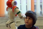 Niño viendo a un robot.
