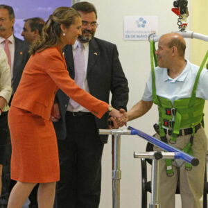 Un afectado por la esclerosis múltiple recibe la visita de la Infanta Elena y Esperanza Aguirre en 2010.