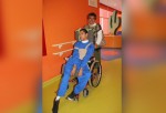 Madre y hijo con Dedicada a su hijo tiene parálisis cerebral infantil