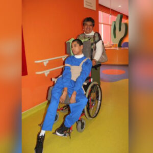 Madre y hijo con Dedicada a su hijo tiene parálisis cerebral infantil