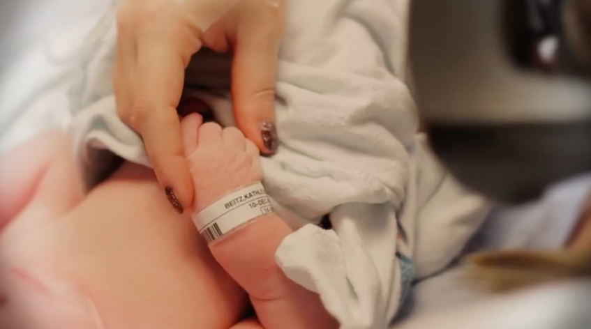 VIDEO: Conmovedor momento en que una madre ciega ve a su bebé por primera vez