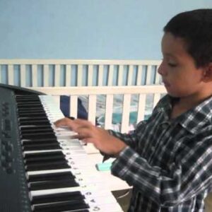 Niño tocando piano