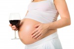 Embarazada con vino en la mano